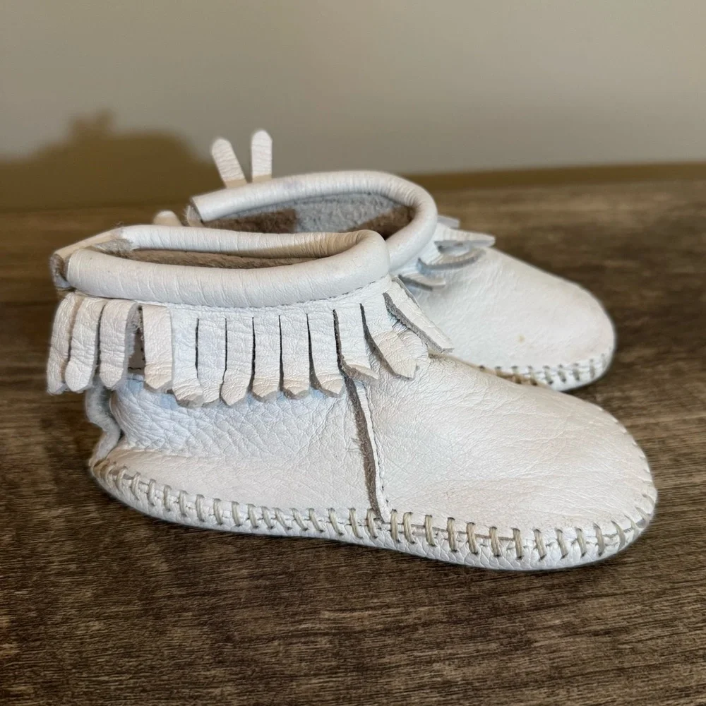 Minnetonka White Leather Fringed Moccasin Booties Infant Size 5 Vintage